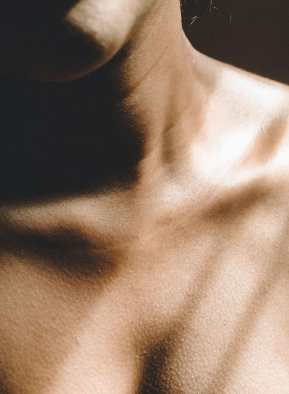 Immagine di repertorio: clavicola e spalla in luce naturale
