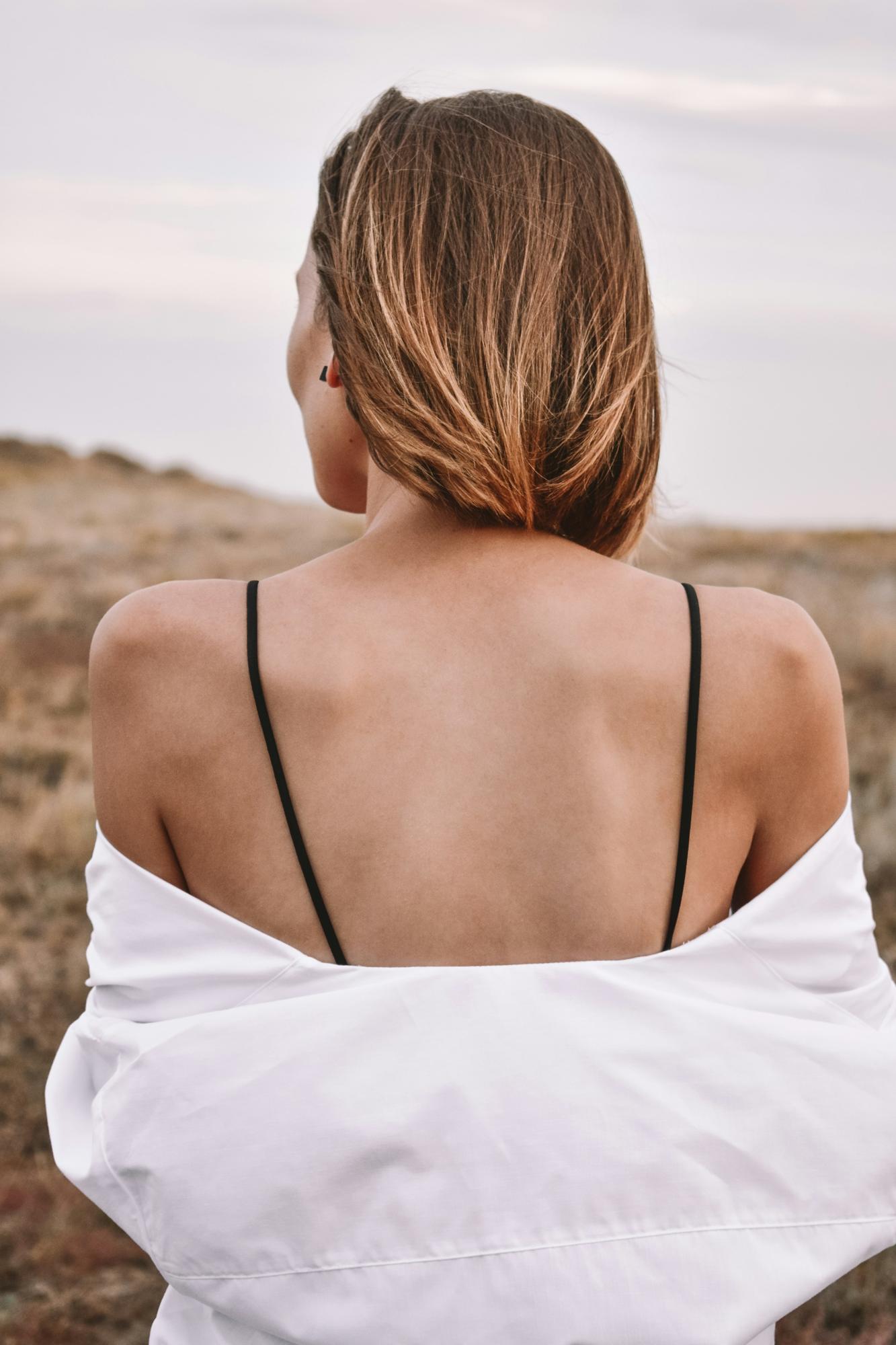 Immagine di repertorio: figura femminile di spalle