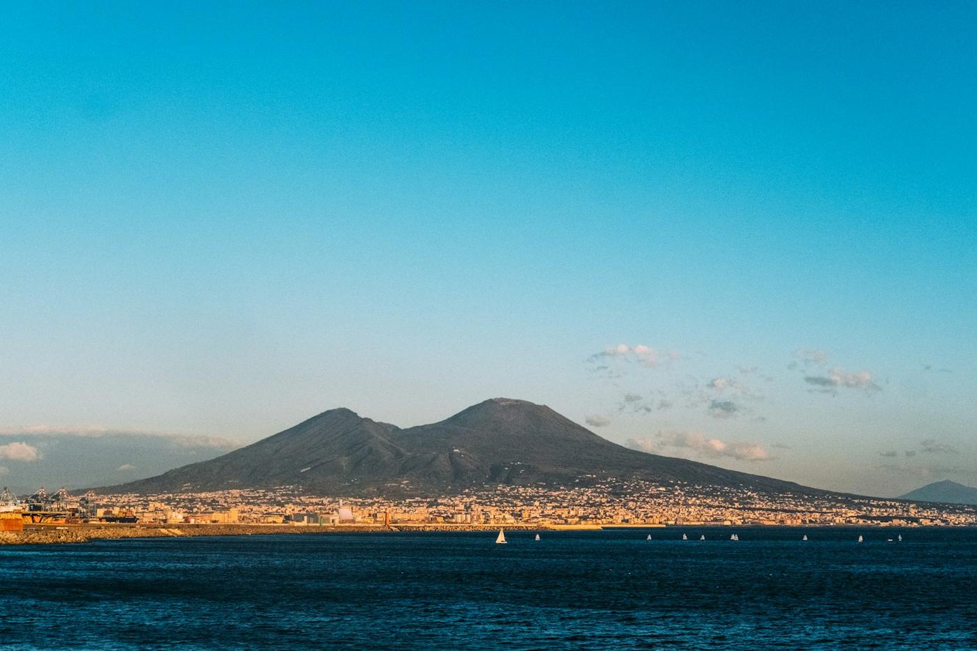 Il golfo di Napoli con il Vesuvio